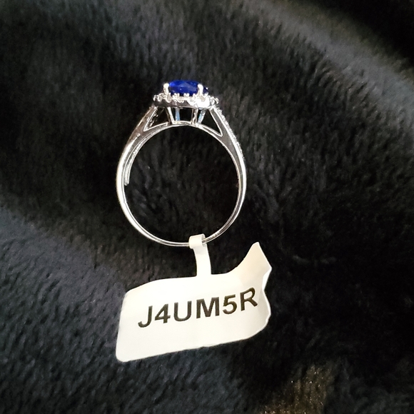 8/$30    💙💍 NWT round center faux blue sapphire stone with halo - Picture 6 of 10